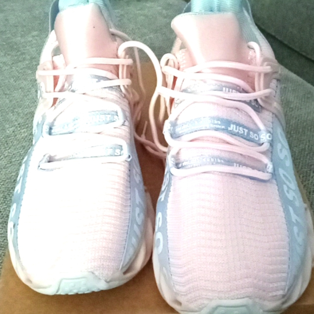Athletic shoes